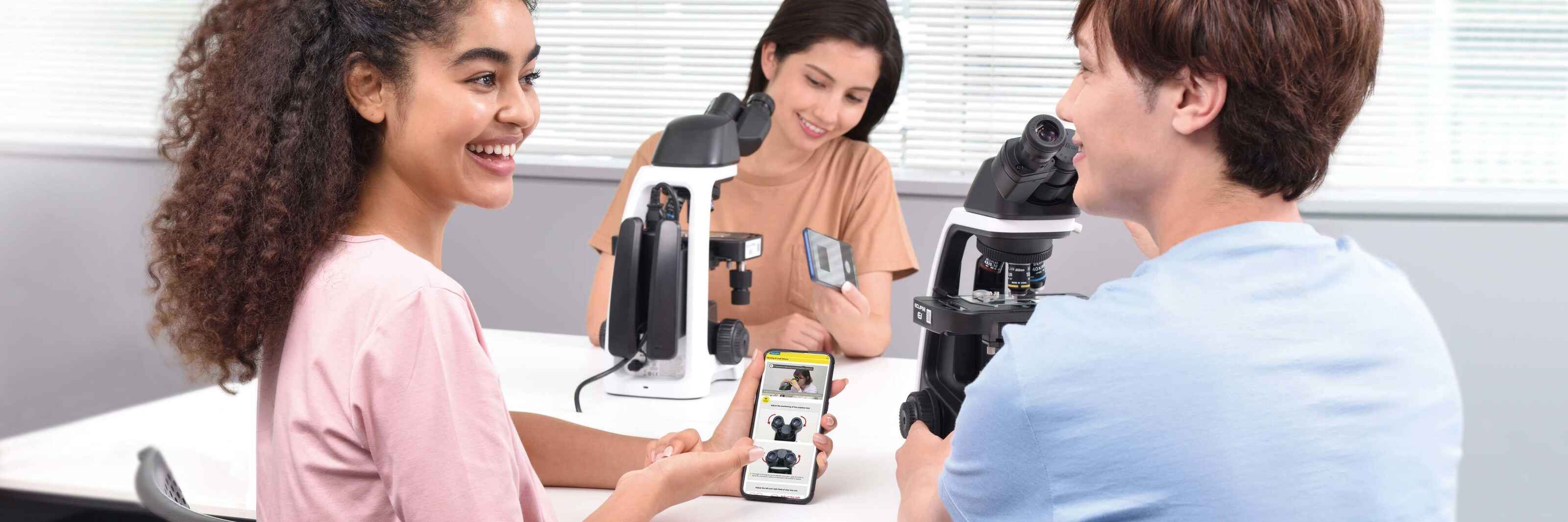 Students using the Nikon ECLIPSE Ei with the smartphone Online Guide